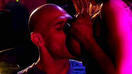 Горячие стриптизерши ублажают у шеста неугомонного Джонни Синса