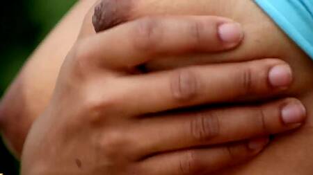 Чернокожая соседка с висячими сиськами соблазняет на секс