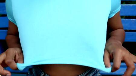 Чернокожая соседка с висячими сиськами соблазняет на секс