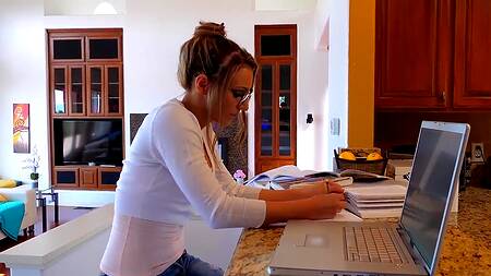 Занятая телка отвлекается от дел на страстный секс