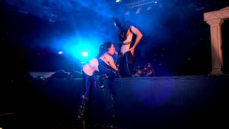 Грудастая Aletta Ocean в образе супергероини ебется со злодеем