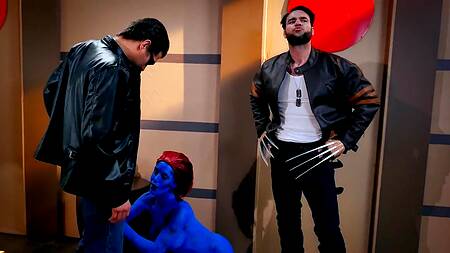 Синяя телка из людей Х трахается с двумя парнями