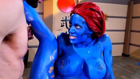 Синяя телка из людей Х трахается с двумя парнями