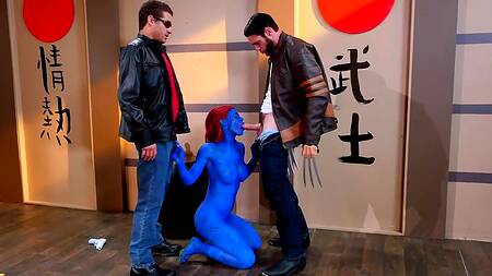 Синяя телка из людей Х трахается с двумя парнями