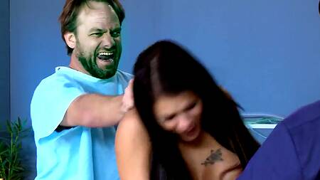 Медсестра во время нашествия зомби ебется с уборщиком