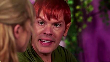 Питер Пэн попадает в сказочную страну и ебет там телок