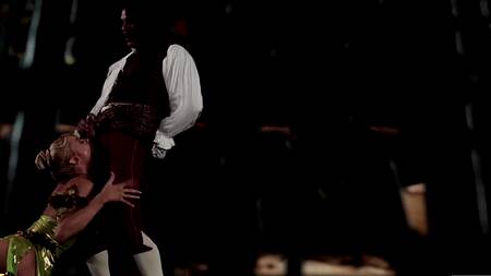 Питер Пэн попадает в сказочную страну и ебет там телок