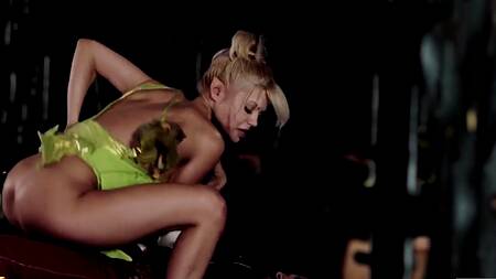 Питер Пэн попадает в сказочную страну и ебет там телок