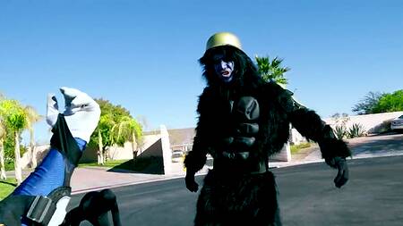 Супергерой анально трахает злодейку, побеждая её