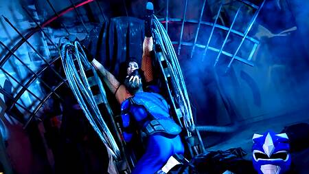 Супергерой анально трахает злодейку, побеждая её