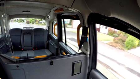 Пассажирка в такси ебется с мужиком и лижет жопу