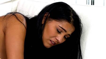 Танцы милой брюнетки в полосатых гольфах приводят к сексу