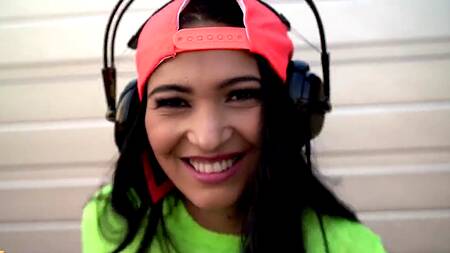 Танцы милой брюнетки в полосатых гольфах приводят к сексу