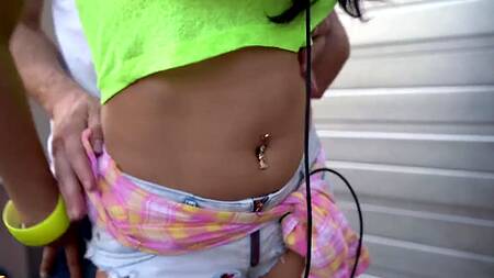 Танцы милой брюнетки в полосатых гольфах приводят к сексу