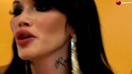 Тайские трансы грубо ебут со всех сторон рыжеволосую стройную телочку