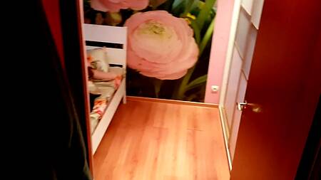 Пихарь сношает в попу подругу в сексуальных черных чулках