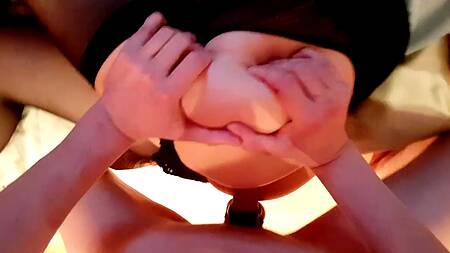 Пихарь сношает в попу подругу в сексуальных черных чулках