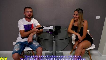 Русская сучка наслаждается вибратором и большим членом бойфренда