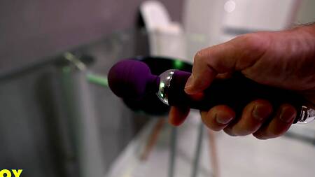 Русская сучка наслаждается вибратором и большим членом бойфренда