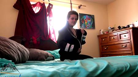 Сучка с волосатой пиздой кайфует хую мужа в домашнем порно