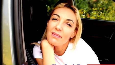 Русский парень подкатил к на улице к сучке мастурбирующей в автомобиле