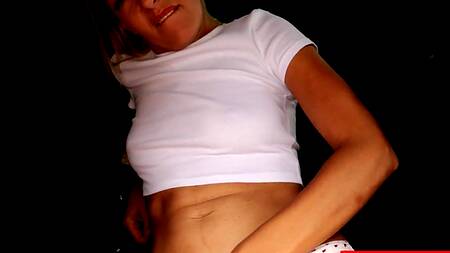 Русский парень подкатил к на улице к сучке мастурбирующей в автомобиле