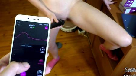 Курьер отымел русскую телочку и мощно кончил ей на сиськи