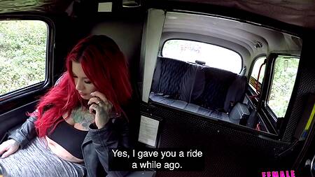 Рыжая пассажирка с большими сиськами ебется с таксистом