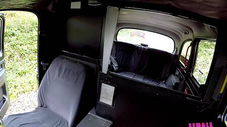 Рыжая пассажирка с большими сиськами ебется с таксистом