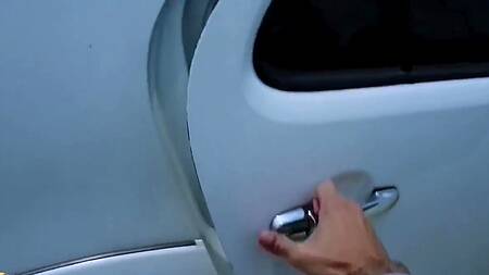 Дебют молодой брюнетки, она впервые ебется на камеру