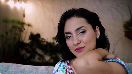 Дебют молодой брюнетки, она впервые ебется на камеру