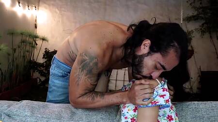 Дебют молодой брюнетки, она впервые ебется на камеру