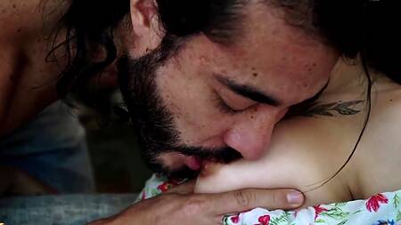 Дебют молодой брюнетки, она впервые ебется на камеру