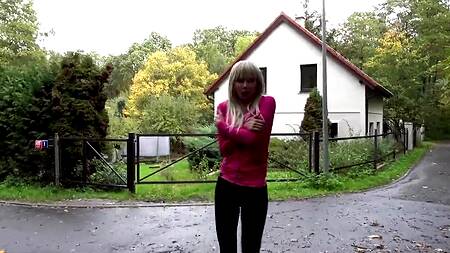 Блондинка в розовом согрелась и отблагодарила парня сексом