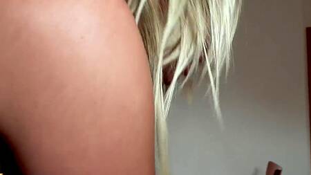 Блондинка в розовом согрелась и отблагодарила парня сексом