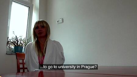 Блондинка в розовом согрелась и отблагодарила парня сексом