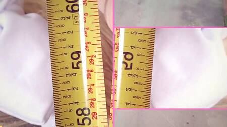 Помог миниатюрной незнакомке и трахнул её толстым членом