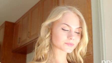 Красотка утром ласкает прекрасно тело на террасе