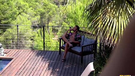 Жена на отдыхе трахается в жопу с другим