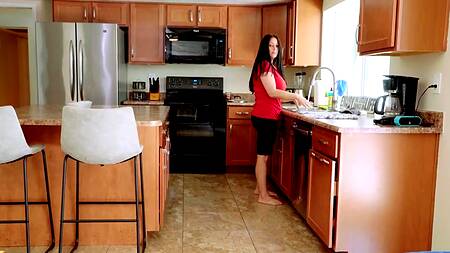 Милая падчерица сосет огурец, соблазняя отчима на секс