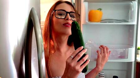 Милая падчерица сосет огурец, соблазняя отчима на секс