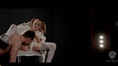 Милая блондинка с хвостиками занимается сексом на сцене