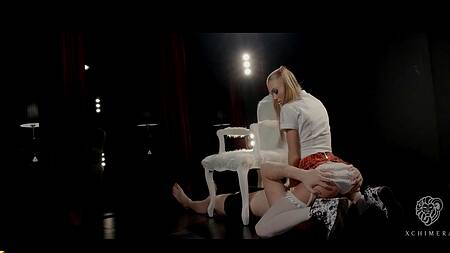 Милая блондинка с хвостиками занимается сексом на сцене