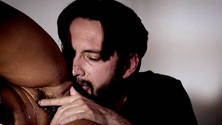 Сексапильная брюнетка ощутила пиздой двойное проникновение