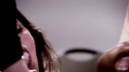 Сексапильная брюнетка ощутила пиздой двойное проникновение