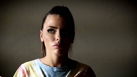 Сексапильная брюнетка ощутила пиздой двойное проникновение