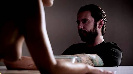 Сексапильная брюнетка ощутила пиздой двойное проникновение