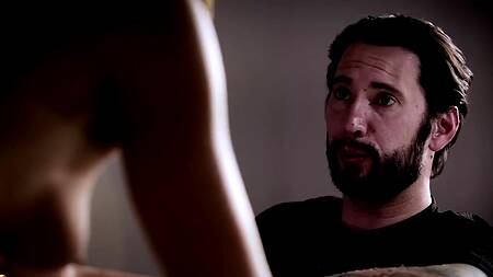 Сексапильная брюнетка ощутила пиздой двойное проникновение