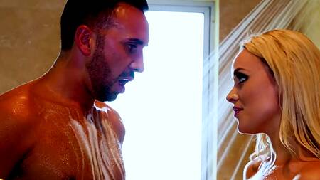 Везунчик страстно трахает жену и двух её развратных подруг