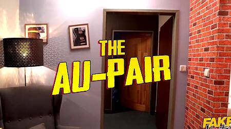 Молодая азиатка в хостеле ебется с супружеской парой